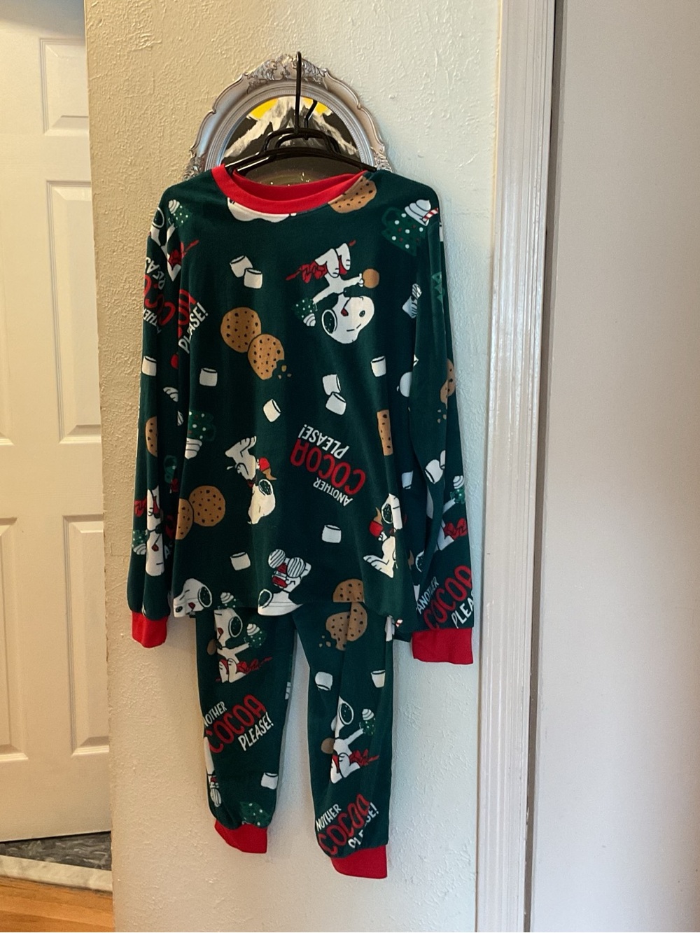 Peanuts Green and Red Snoopy Cookie Print Women’s Pajama Set